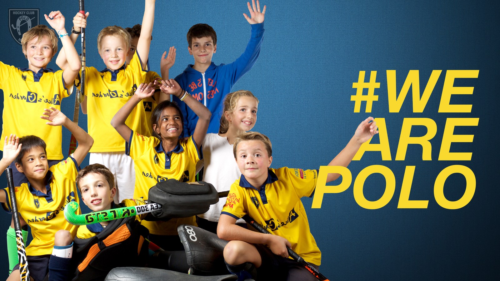 Les jeunes de la Polo School en maillots jaunes, bras levés, avec un gardien en tenue complète.