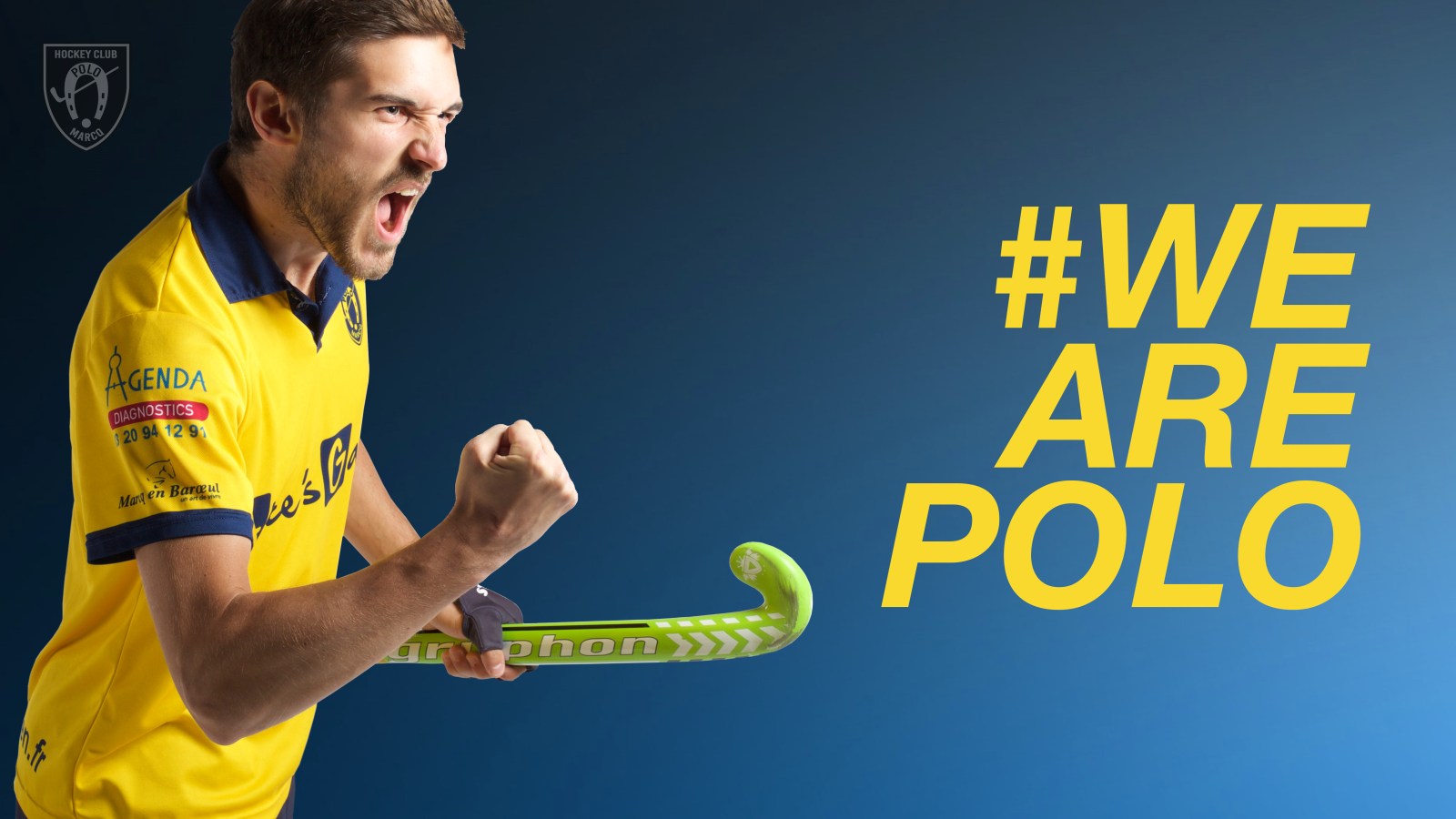 Un joueur du Polo serre le poing, crosse à la main, sur fond bleu #WeArePolo.